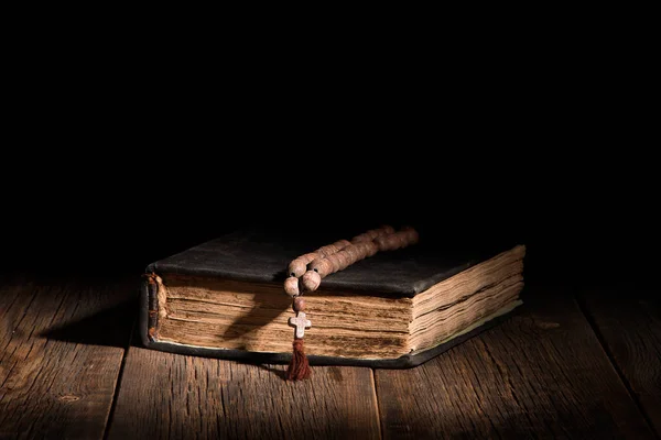 Stará Svatá Kniha Spočívá Dřevěném Stole — Stock fotografie