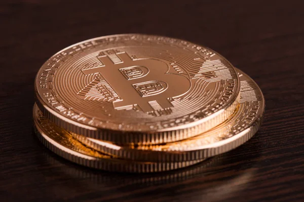 Criptomoeda Forma Moedas Ouro Bitcoin — Fotografia de Stock