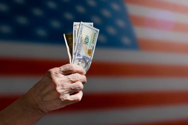Доллары в руках пенсионера . — стоковое фото