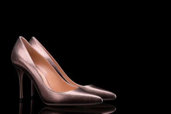 Κομψά γυναικεία παπούτσια που κλείνουν. Ένα ζευγάρι χάλκινα παπούτσια σε ένα μαύρο — Φωτογραφία Αρχείου