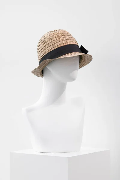 여름 밀짚 모자를 쓴 마네킹. — 스톡 사진