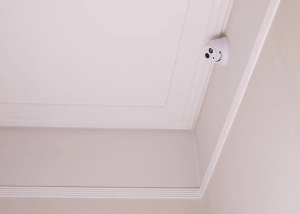 Telecamera a circuito chiuso in casa sul soffitto . — Foto Stock