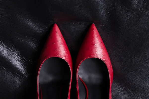Red elegant shoes with a sharp toe. — Stock Photo, Image