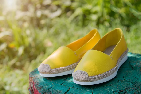 Espadrilles jaunes dans la nature — Photo