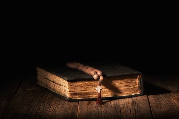 Antiguo libro bíblico sobre un fondo de madera —  Fotos de Stock