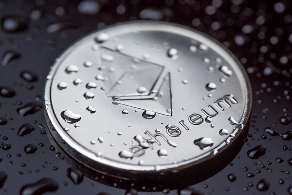 Etereum en gotas de agua. Moneda de etéreo — Foto de Stock