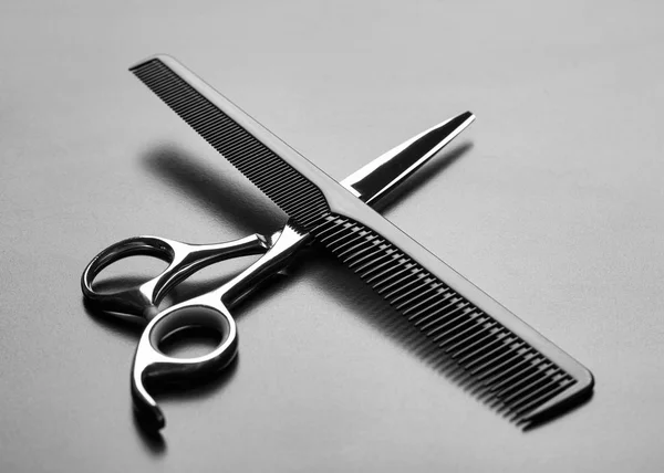 Kamm für Haare und Scheren auf dem Tisch. — Stockfoto