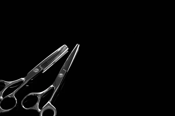 Zwei Scheren auf schwarzem Hintergrund. — Stockfoto