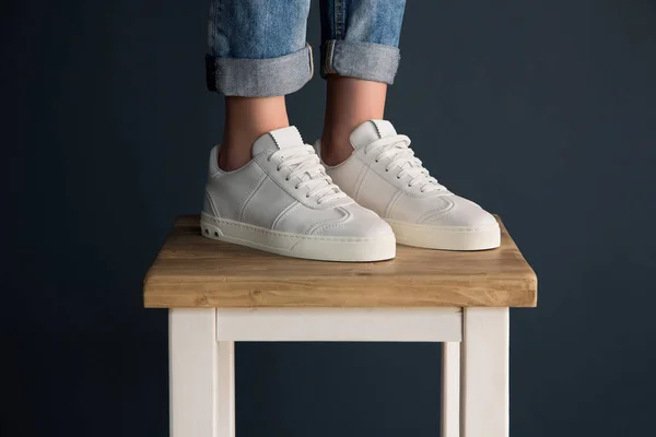 Flicka i vita fashionabla sneakers — Stockfoto