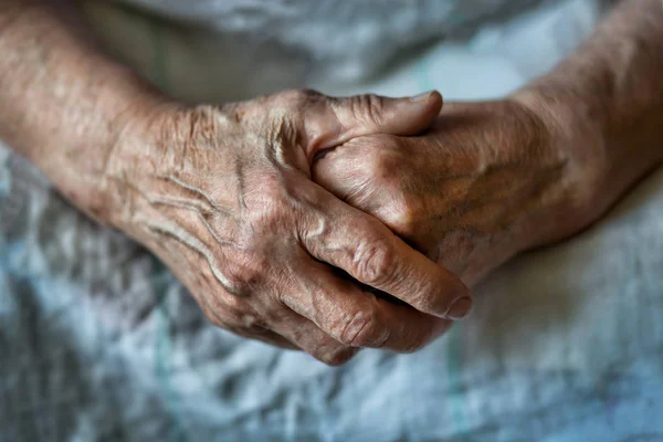 Händerna på en gammal kvinna vikta en över den andra. — Stockfoto