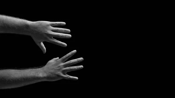 Manliga händer försöker greppa. Greppa händer. — Stockfoto