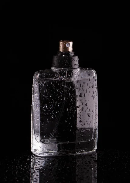 Butelka perfum na czarnym tle. — Zdjęcie stockowe