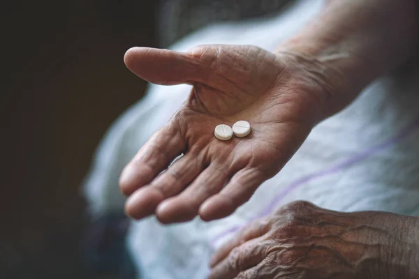 Leki w dłoni starszej kobiety. — Zdjęcie stockowe