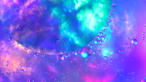 气泡在彩色水表面的运动 美丽的彩色背景 油渍的宏观拍摄 彩色背景上的气泡 美丽的水背景特写 — 图库视频影像