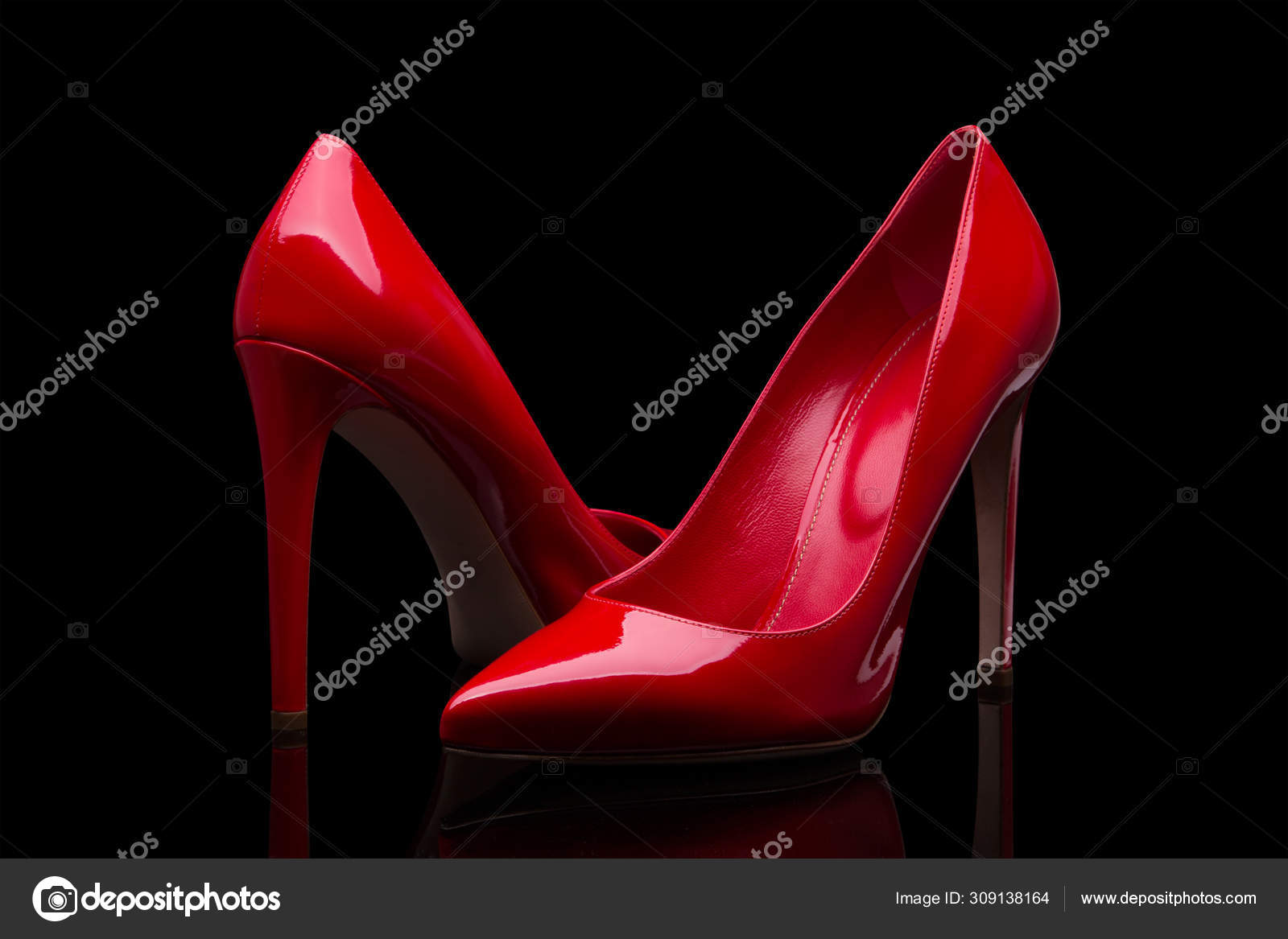 Elegantes zapatos rojos sobre fondo negro — Foto de stock