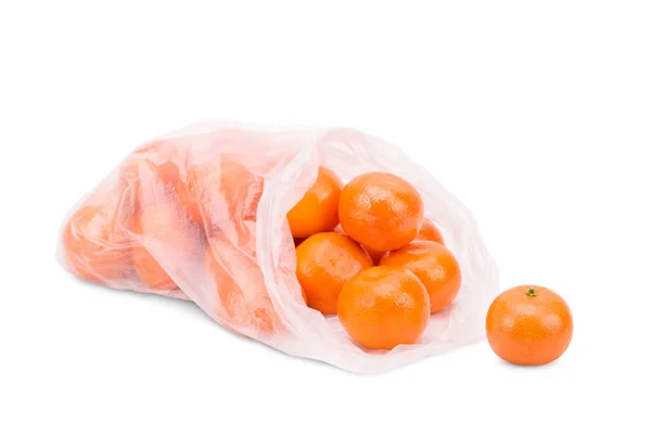 Mandarini in un pacchetto trasparente su sfondo bianco — Foto Stock