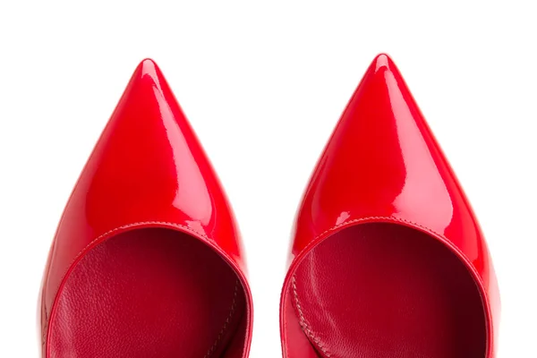Ένα ζευγάρι κόκκινα παπούτσια γυναικεία σε λευκό φόντο — Φωτογραφία Αρχείου