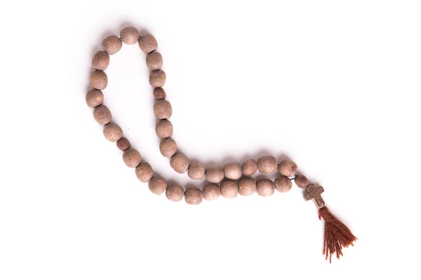 Kalung rosario kayu diisolasi pada latar belakang putih — Stok Foto