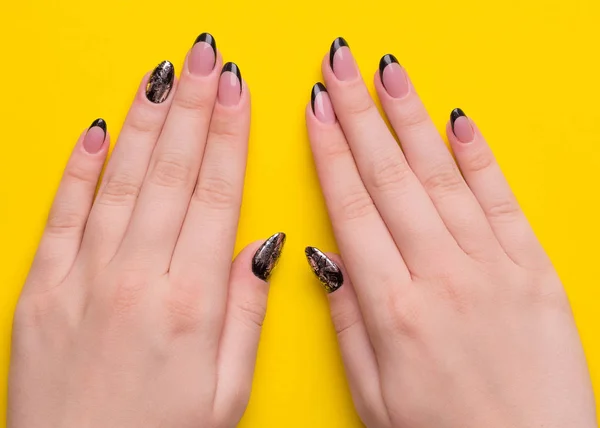Stijlvolle modieuze vrouwelijke manicure op een gele achtergrond. — Stockfoto