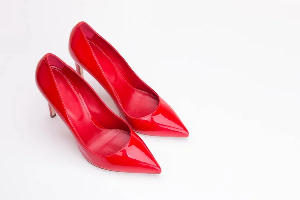 Κόκκινα ψηλοτάκουνα παπούτσια. — Φωτογραφία Αρχείου