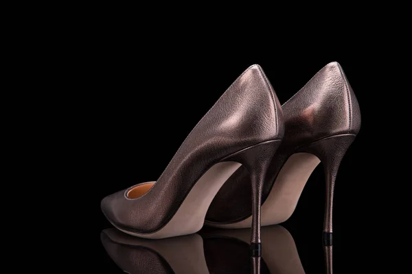 Bronz yüksek topuklu ayakkabılar — Stok fotoğraf
