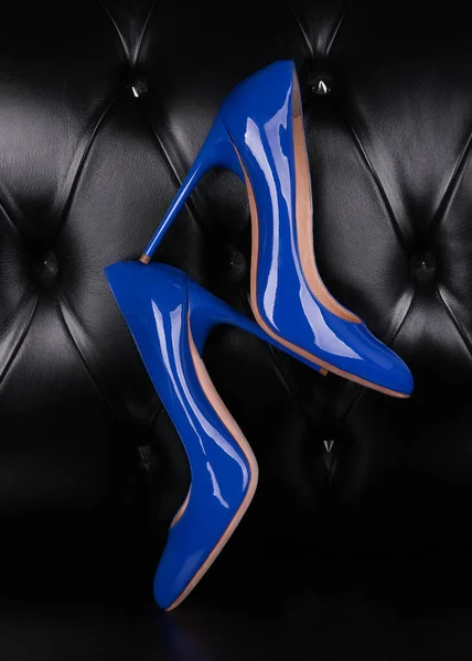 Ένα ζευγάρι μπλε παπούτσια με ψηλά τακούνια. Ωραίο γυναικείο στιλέτο. — Φωτογραφία Αρχείου