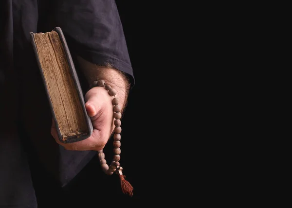 Bible v ruce kněze.. — Stock fotografie