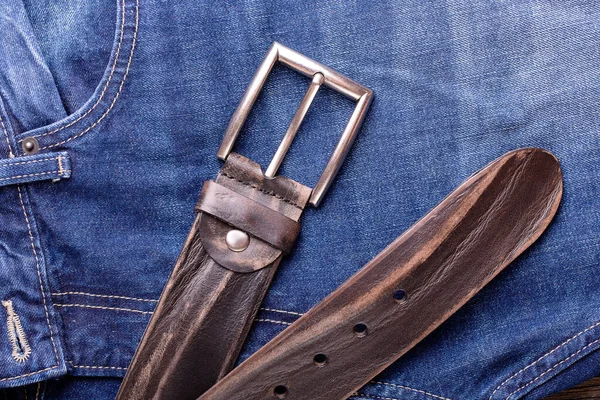 Cinturão de couro elegante e jeans azul close-up . — Fotografia de Stock