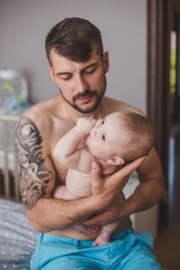 Mutlu genç baba holding bebek evde portresi