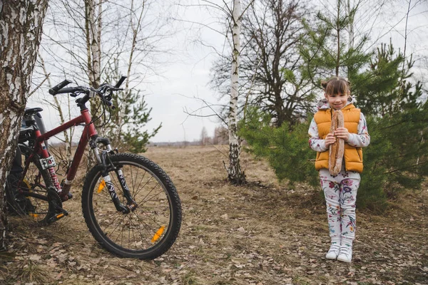 Urocza Dziewczyna Roweru Bagietki Piękny Jesienny Dzień Parku — Zdjęcie stockowe