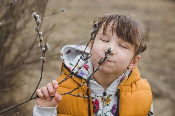 Adorable Fille Avec Des Fleurs Saule Début Printemps — Photo