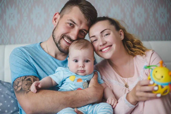 Retrato Padres Jóvenes Felices Con Bebé Casa —  Fotos de Stock