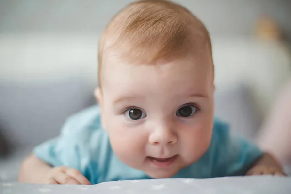 Förtjusande Baby Pojke Nyfödda Barnet Avkopplande Sängen Familjen Morgon Hemma — Stockfoto