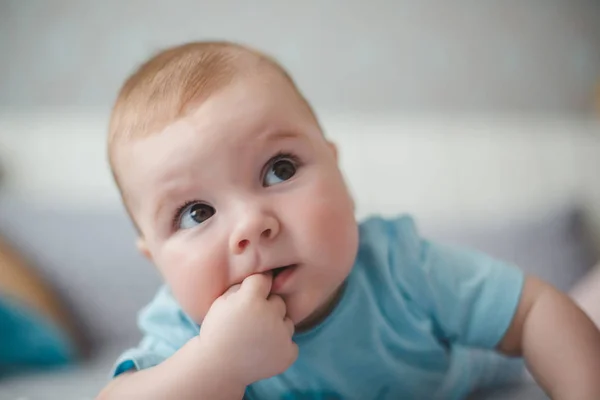 Schattig Babyjongen Pasgeboren Kind Ontspannen Bed Familie Ochtend Thuis — Stockfoto