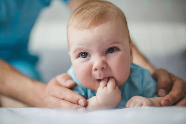 Förtjusande Baby Boy Och Far Händer Nyfödda Barnet Avkopplande Sängen — Stockfoto