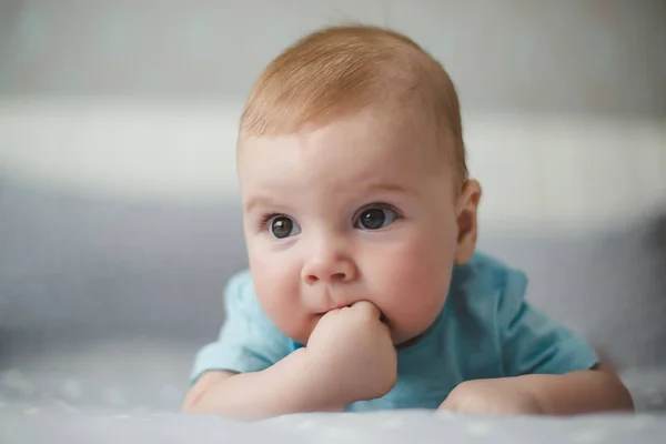 Schattig Babyjongen Pasgeboren Kind Ontspannen Bed Familie Ochtend Thuis — Stockfoto