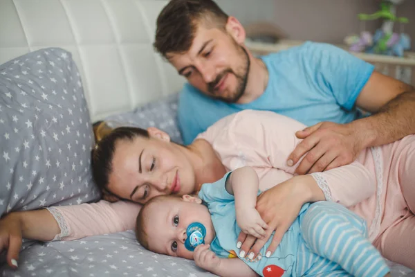 Portrait Happy Young Parents Baby Home — Stock Photo, Image