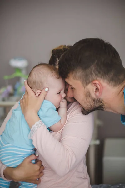 Portret Van Gelukkige Jonge Ouders Met Baby Thuis — Stockfoto