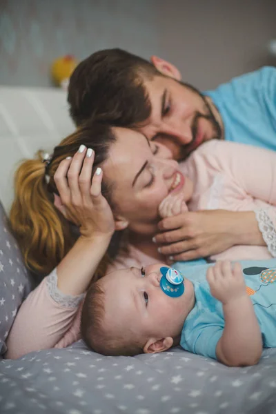 Portret Van Gelukkige Jonge Ouders Met Baby Thuis — Stockfoto