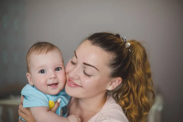 Glad Kärleksfull Familj Mamma Med Bebis Sovrummet — Stockfoto