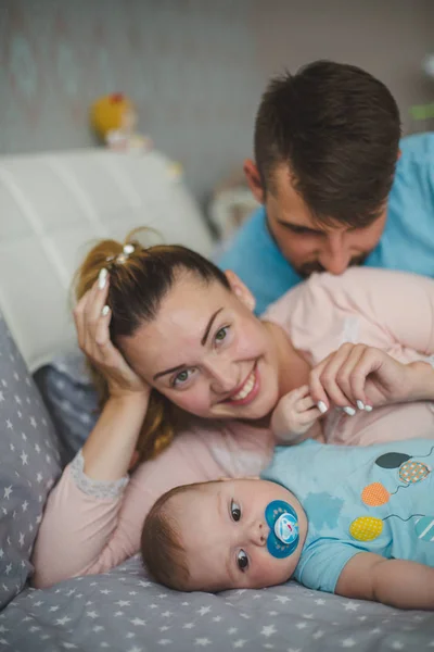 Retrato Jovens Pais Felizes Com Bebê Casa — Fotografia de Stock