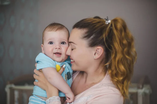 Feliz Familia Amorosa Madre Con Bebé Dormitorio —  Fotos de Stock