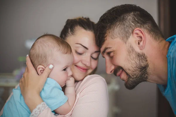 Portret Van Gelukkige Jonge Ouders Met Baby Thuis — Stockfoto