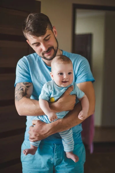 Portret Van Gelukkige Jonge Vader Baby Thuis — Stockfoto