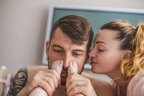 Portrait Happy Young Parents Baby Home — Stock Photo, Image