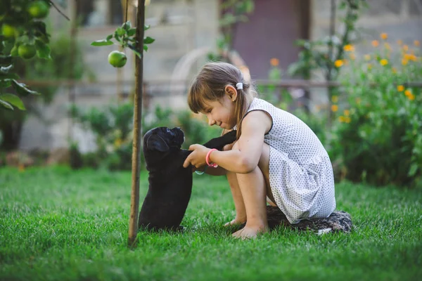 Schattig Klein Meisje Met Puppy Buiten Spelen — Stockfoto