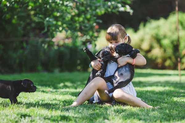 Schattig Klein Meisje Met Puppies Buiten Spelen — Stockfoto