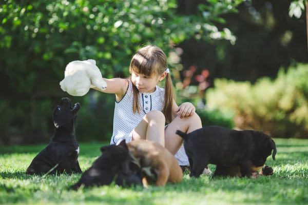 kukla ile açık oynayan sevimli küçük kız