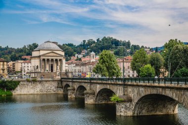 Gran Madre kilise ve Vittorio Emanuele heykel Turin şehir, İtalya ile kare görüntüleyin.