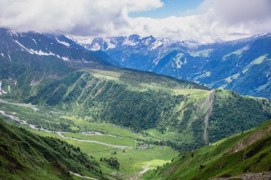 Güzel dağ manzarası ile taze yeşil çimen